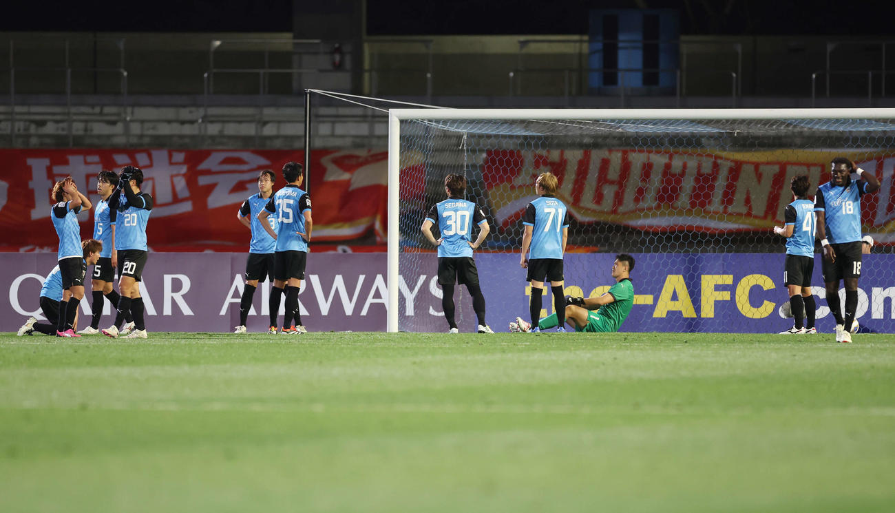 川崎F対山東　後半、ゴールを許し、がくぜんとする川崎Fの選手たち（撮影・宮地輝）