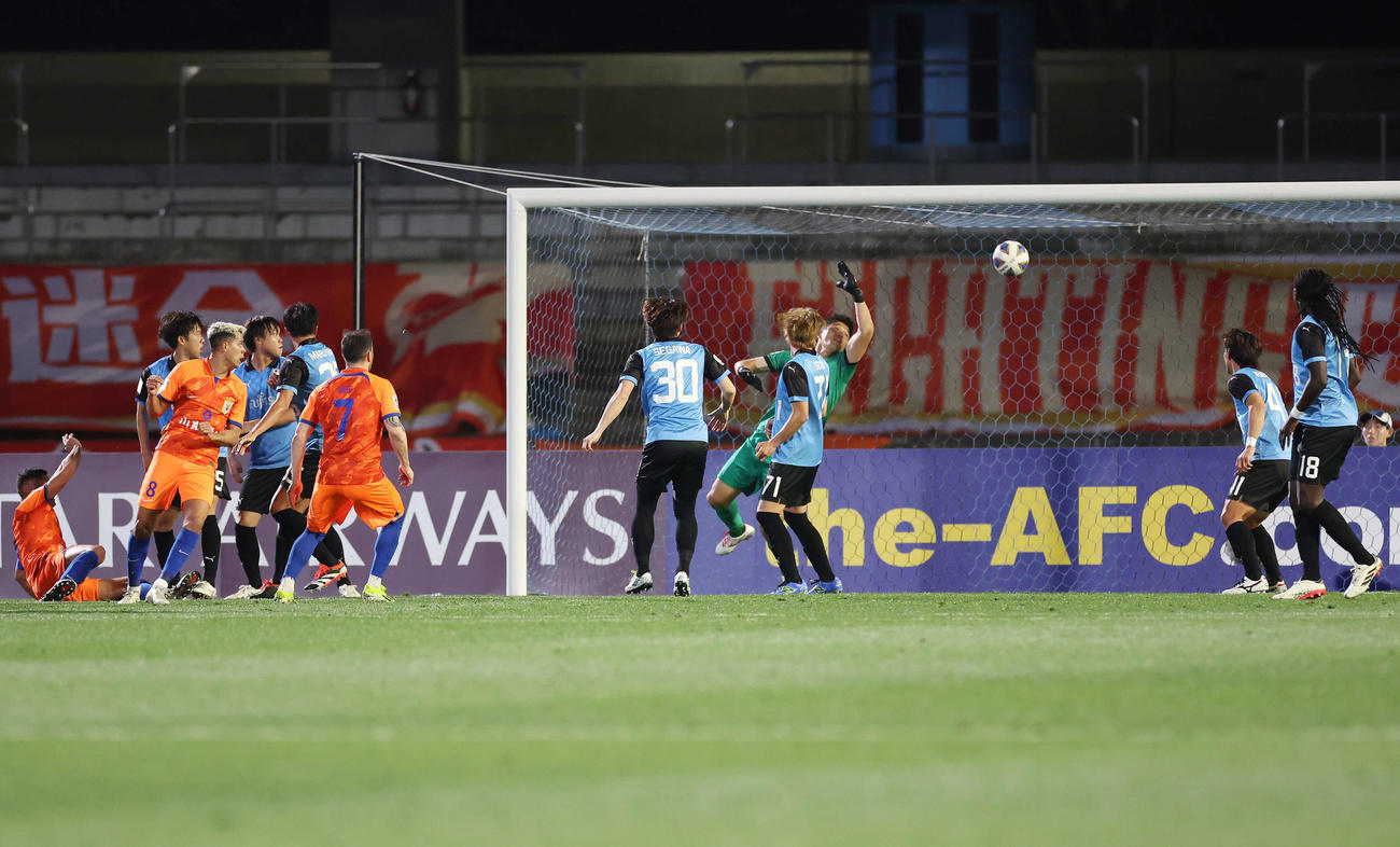 川崎F対山東　後半、準々決勝進出を決めるゴールを山東に許す川崎F（撮影・宮地輝）