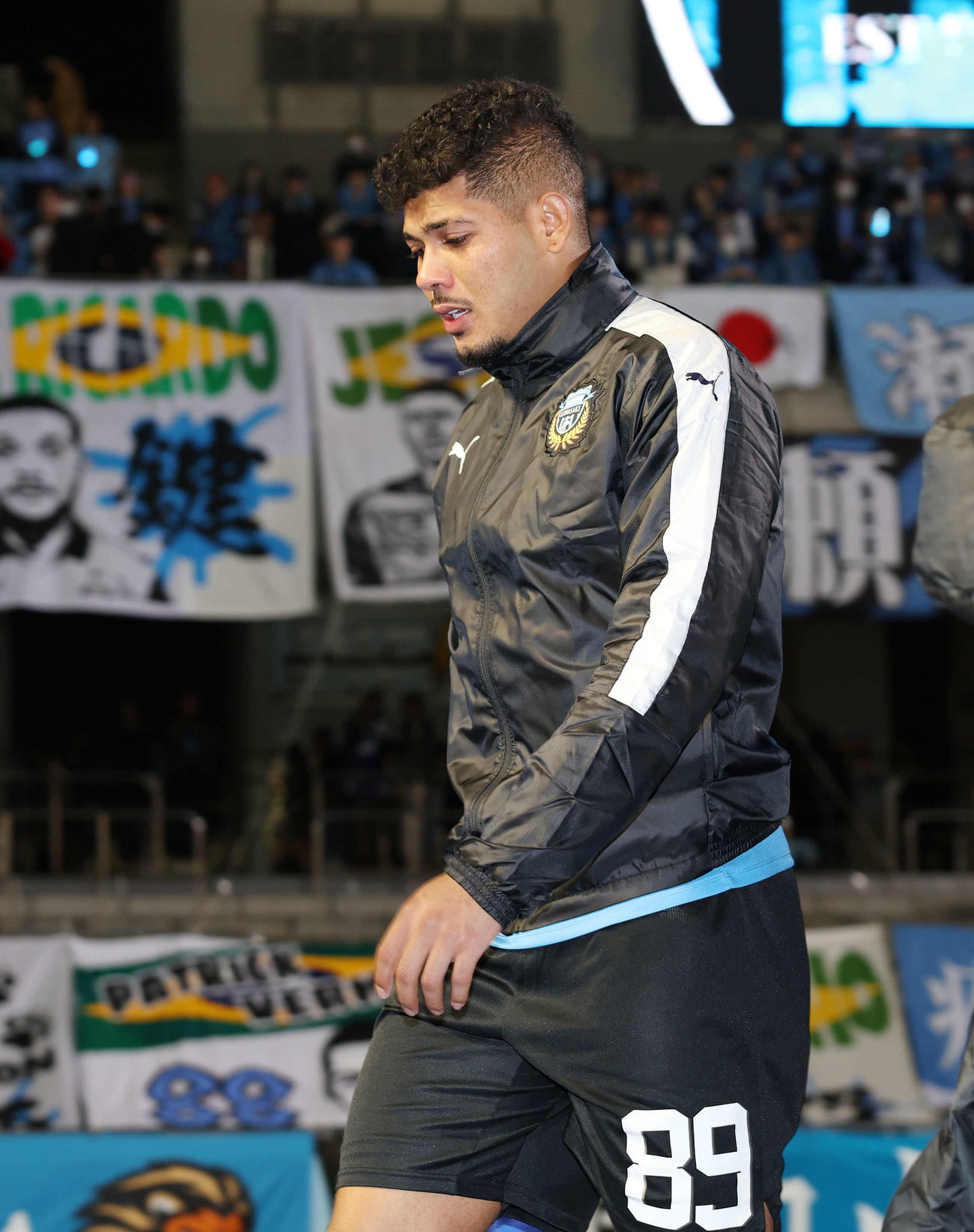 川崎F対山東　ACL決勝トーナメント1回戦で敗退し、涙を見せる川崎F（撮影・宮地輝）