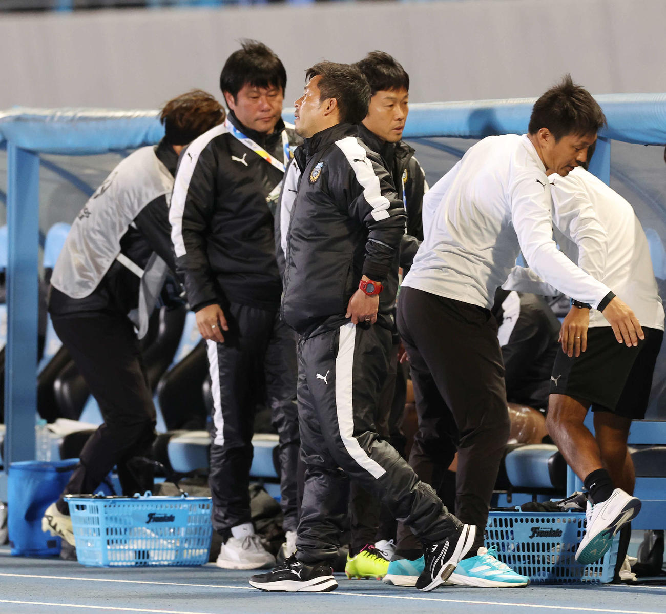 川崎F対山東　ACL決勝トーナメント1回戦で敗退し、厳しい表情の川崎F鬼木監督（中央）（撮影・宮地輝）