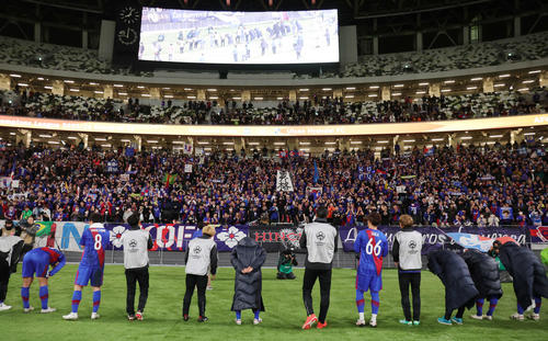 甲府対蔚山　1－2で敗れサポーターにあいさつする甲府の選手たち（撮影・野上伸悟）