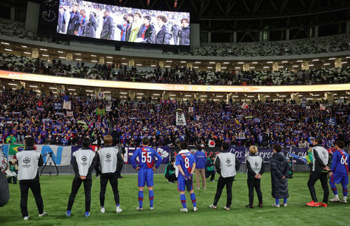 甲府対蔚山　1－2で敗れサポーターにあいさつする甲府の選手たち（撮影・野上伸悟）