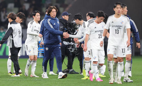 甲府対蔚山　2－1で勝利し選手と握手する蔚山洪明甫監督（撮影・野上伸悟）