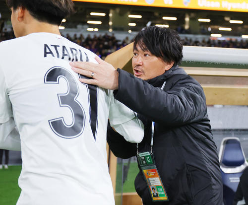 甲府対蔚山　蔚山江坂（左）とあいさつを交わす甲府篠田監督（撮影・野上伸悟）