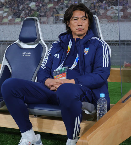 甲府対蔚山　ベンチに座る蔚山洪明甫監督（撮影・野上伸悟）