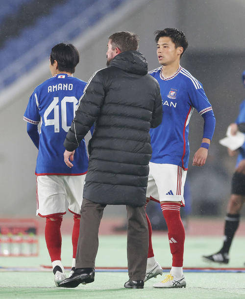 横浜対バンコク・ユナイテッド　後半、横浜キューウェル監督（中央）と握手を交わし、途中出場する宮市。左は天野（撮影・宮地輝）
