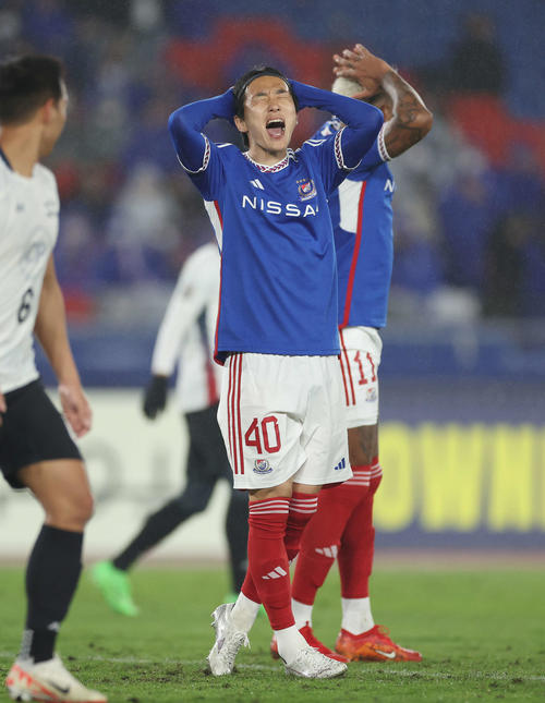 横浜対バンコク・ユナイテッド　後半、クロスに合わせるも外れ、悔しがる横浜天野（撮影・宮地輝）