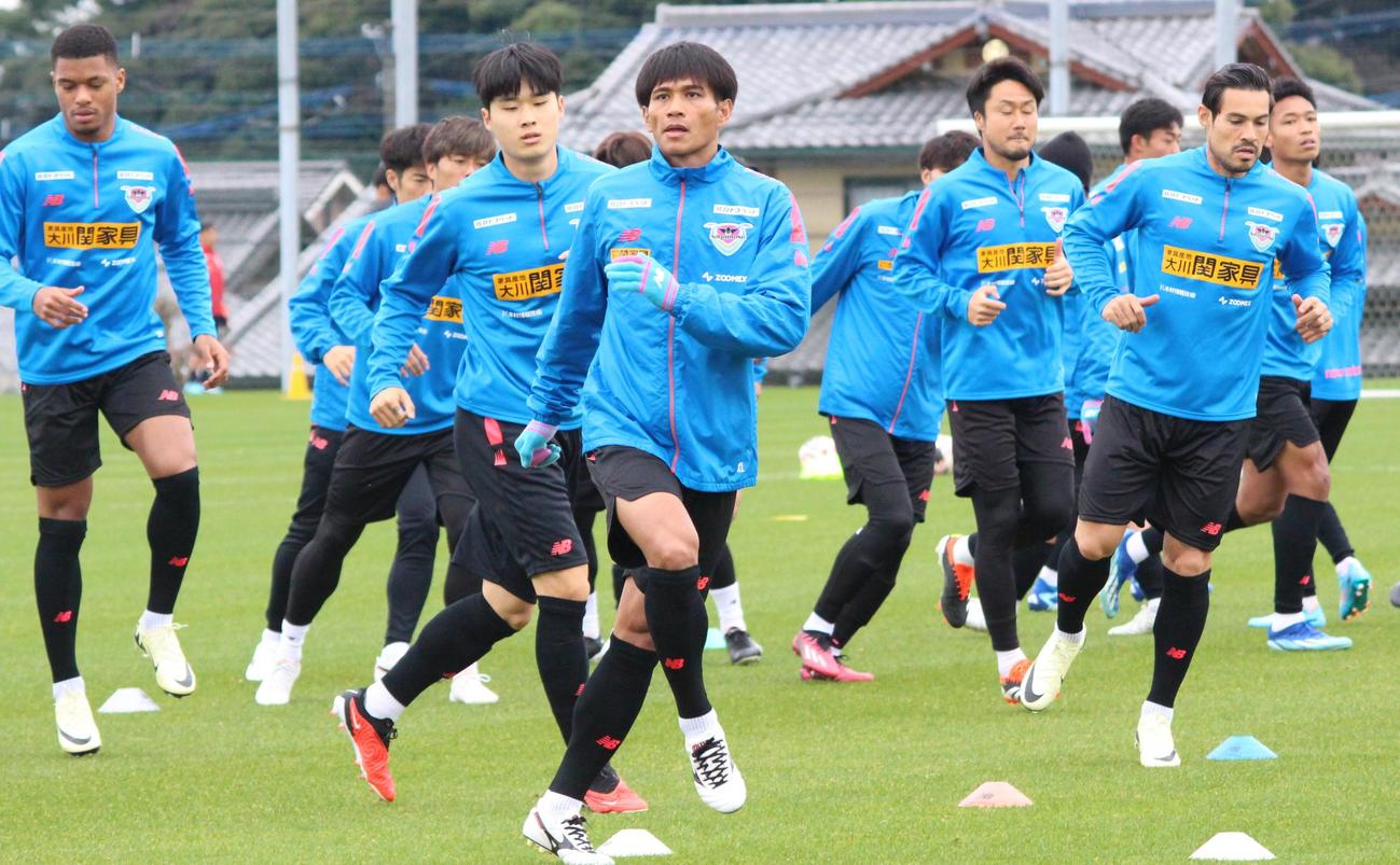 練習に励む、MF長沼洋一（前列中央）ら鳥栖の選手たち（撮影・菊川光一）