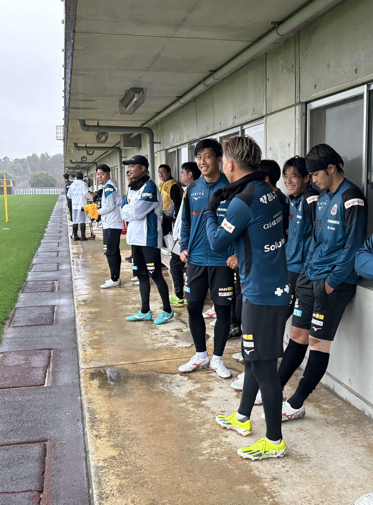練習中に雨宿りする札幌の選手たち。右から2人目は近藤（撮影・保坂果那）