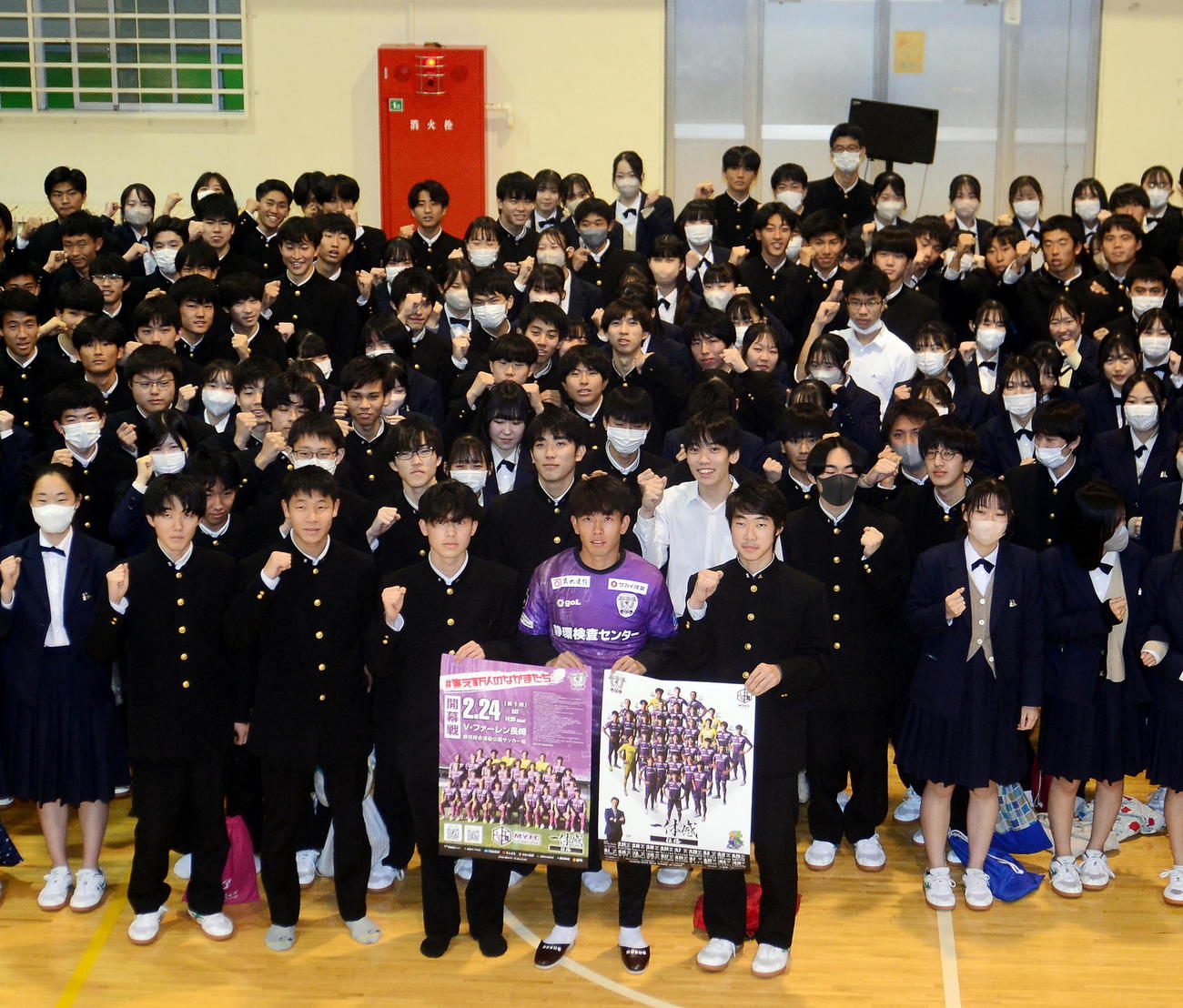 後輩たちと写真に納まる藤枝平尾（前列中央）