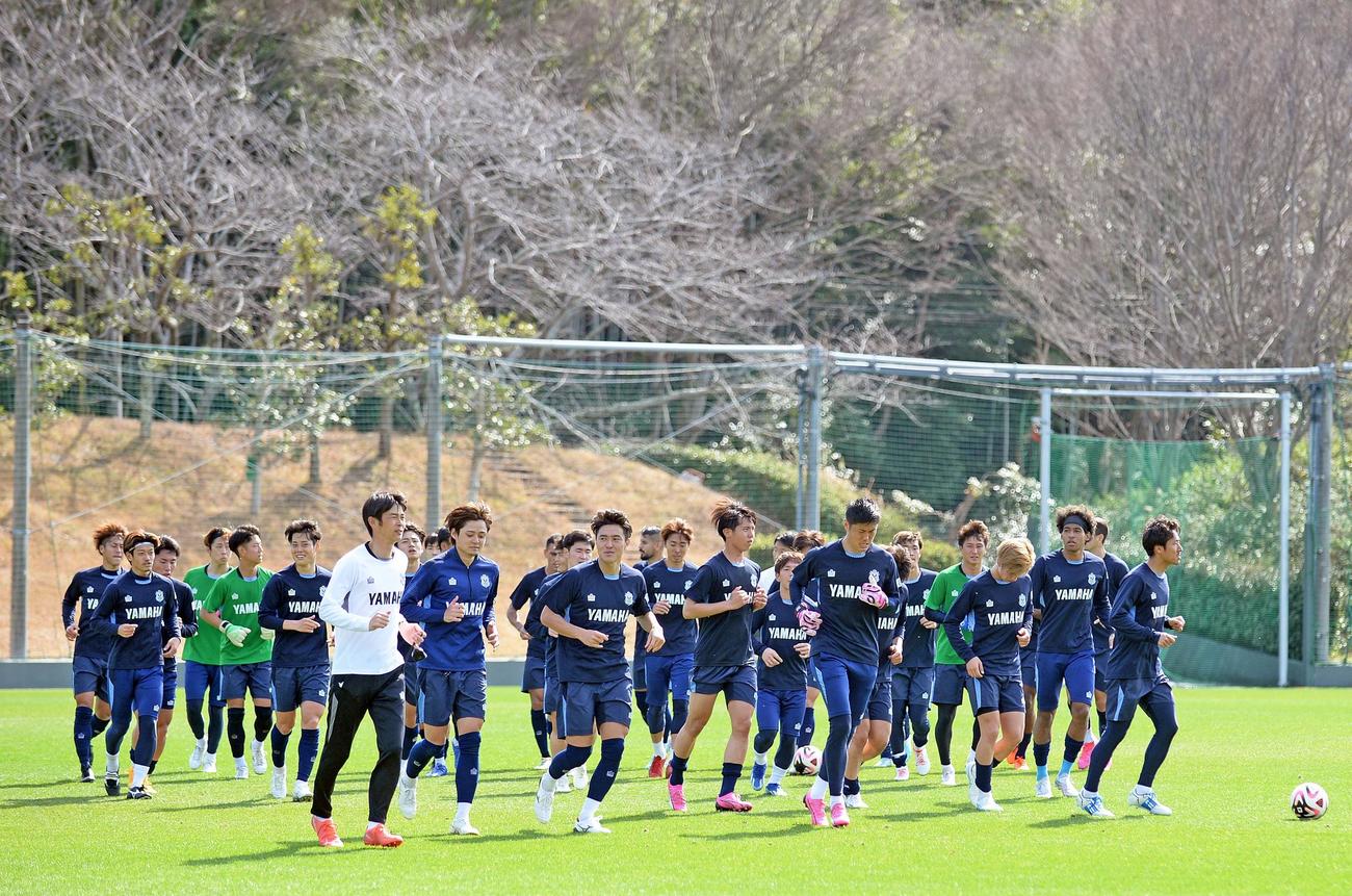 そろってジョギングする磐田の選手たち