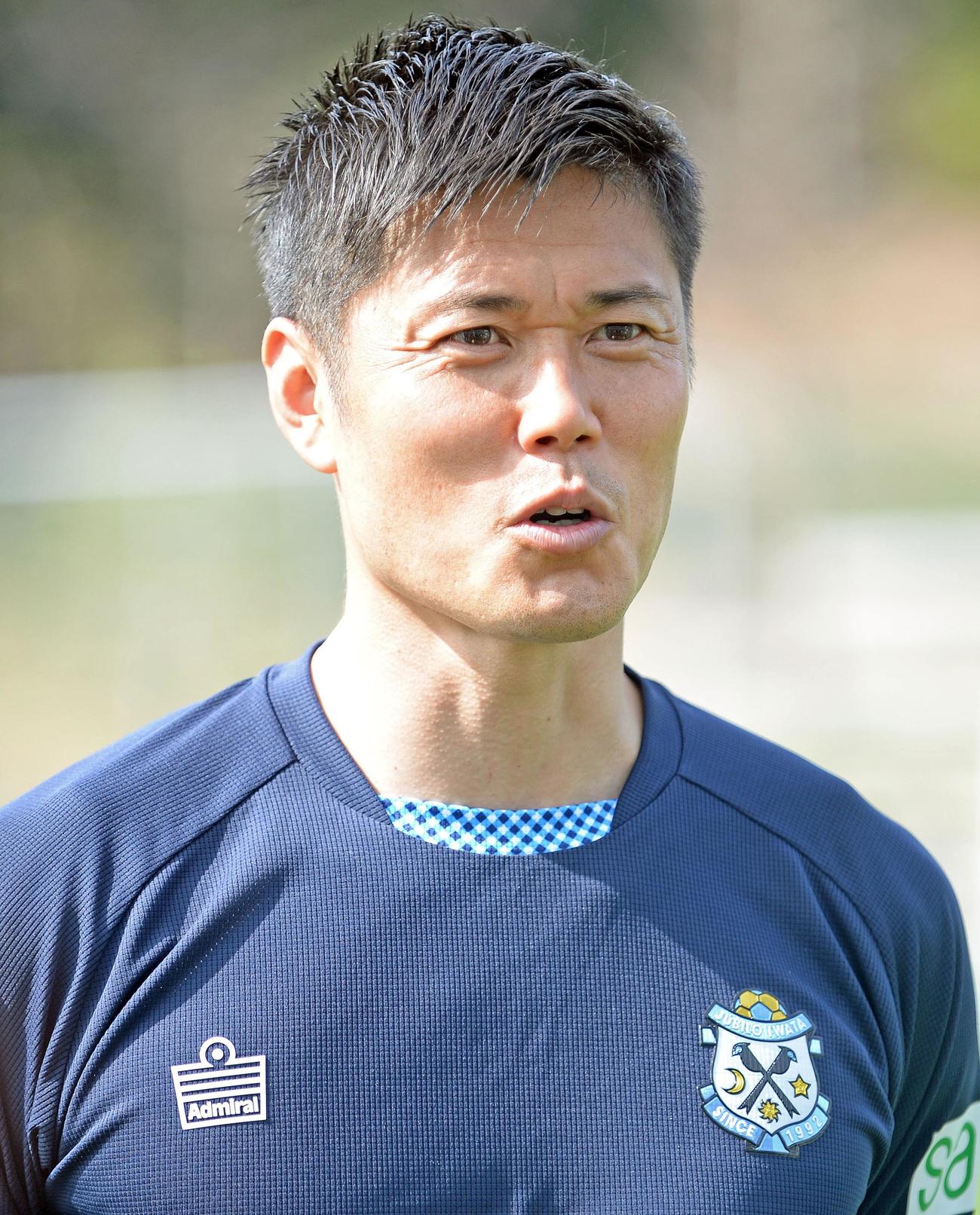 20日の練習後に取材に応じる磐田川島