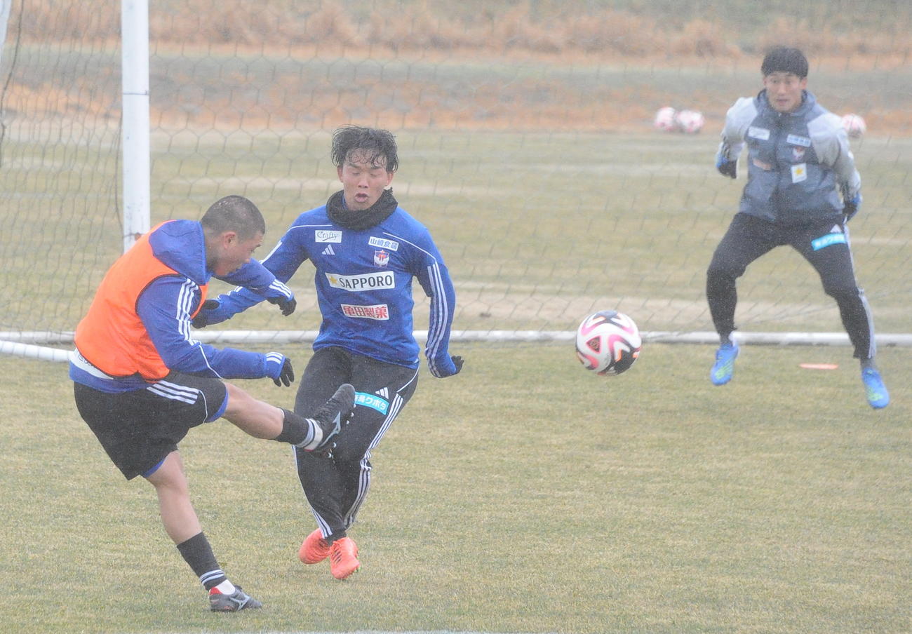 20日の練習でシュートを放つ小見（左）