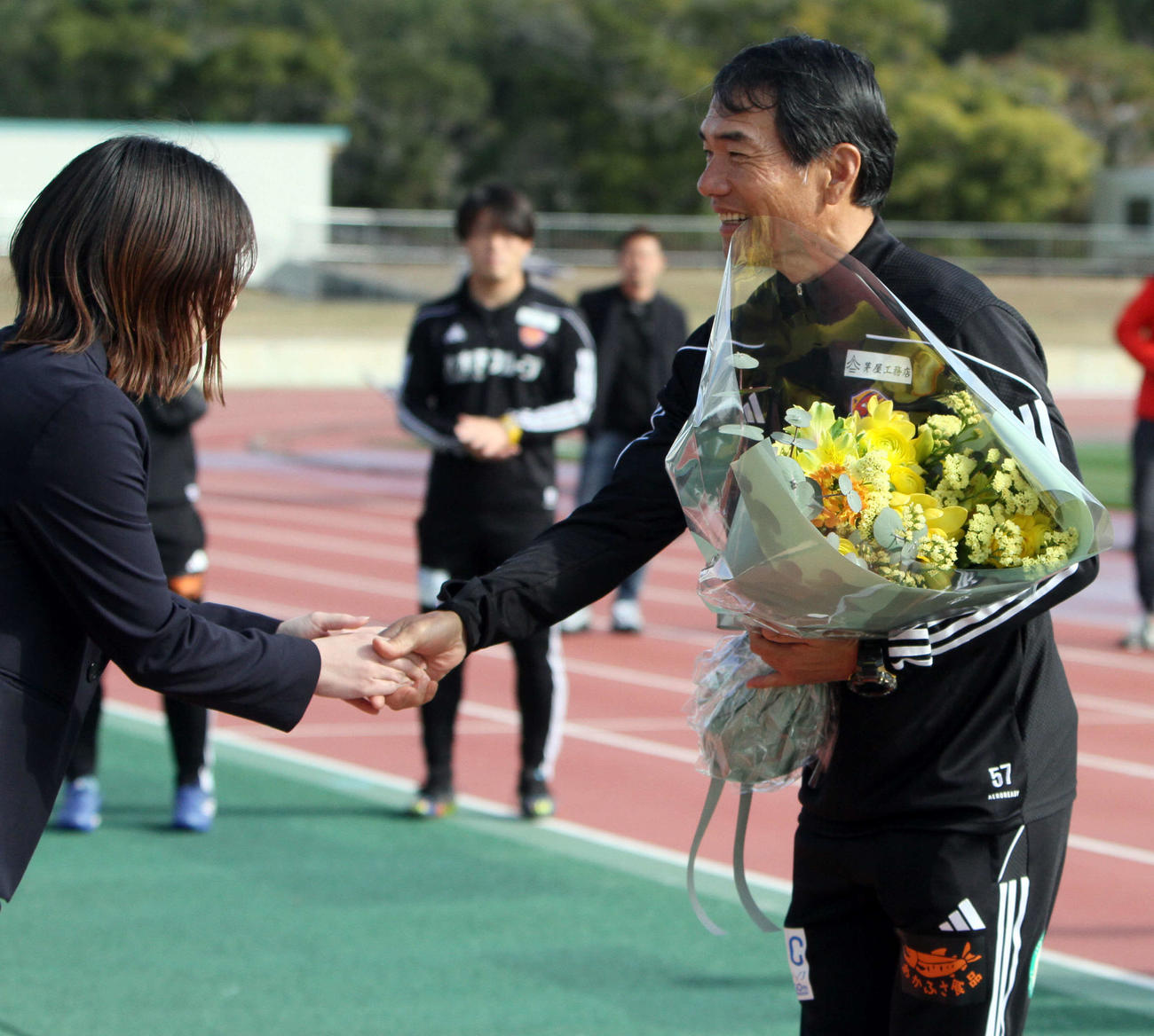 2月7日、宮崎キャンプで歓迎の花束を受け、笑顔を見せる