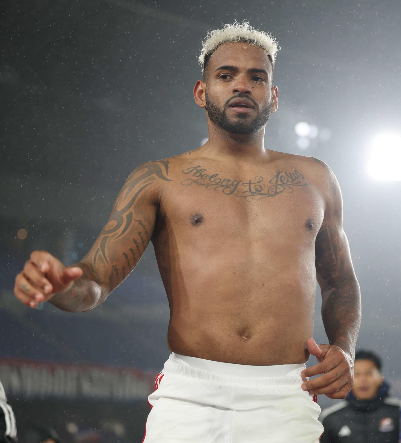 横浜対バンコク・ユナイテッド　延長後半、PKを決め、ユニホーム脱いで喜ぶ横浜アンデルソン・ロペス（撮影・宮地輝）