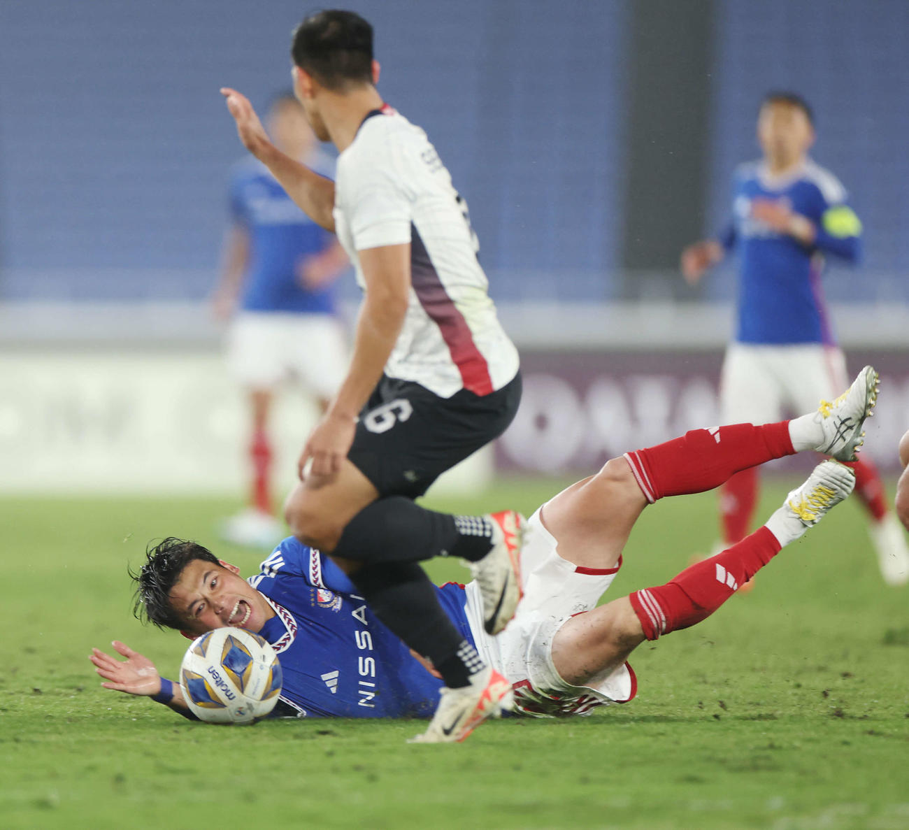 横浜対バンコク・ユナイテッド　後半、ファウルを受ける横浜宮市（撮影・宮地輝）