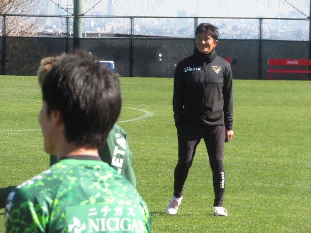 開幕に向けて練習を指揮する東京V城福浩監督