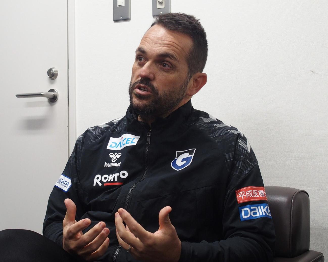 2月22日の非公開練習後に取材対応するG大阪のダニエル・ポヤトス監督（撮影・永田淳）