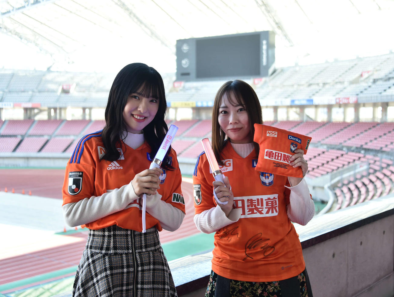 NGT48大塚（左）と気象予報士の田中さん。今季も熱心に応援する