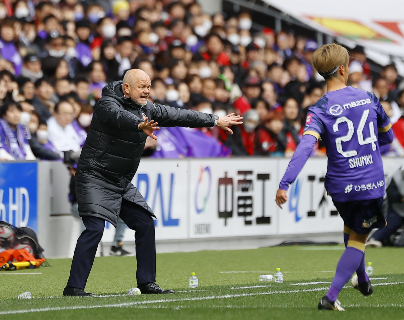 広島対浦和　前半、指示を出す浦和ヘグモ監督（撮影・藤尾明華）