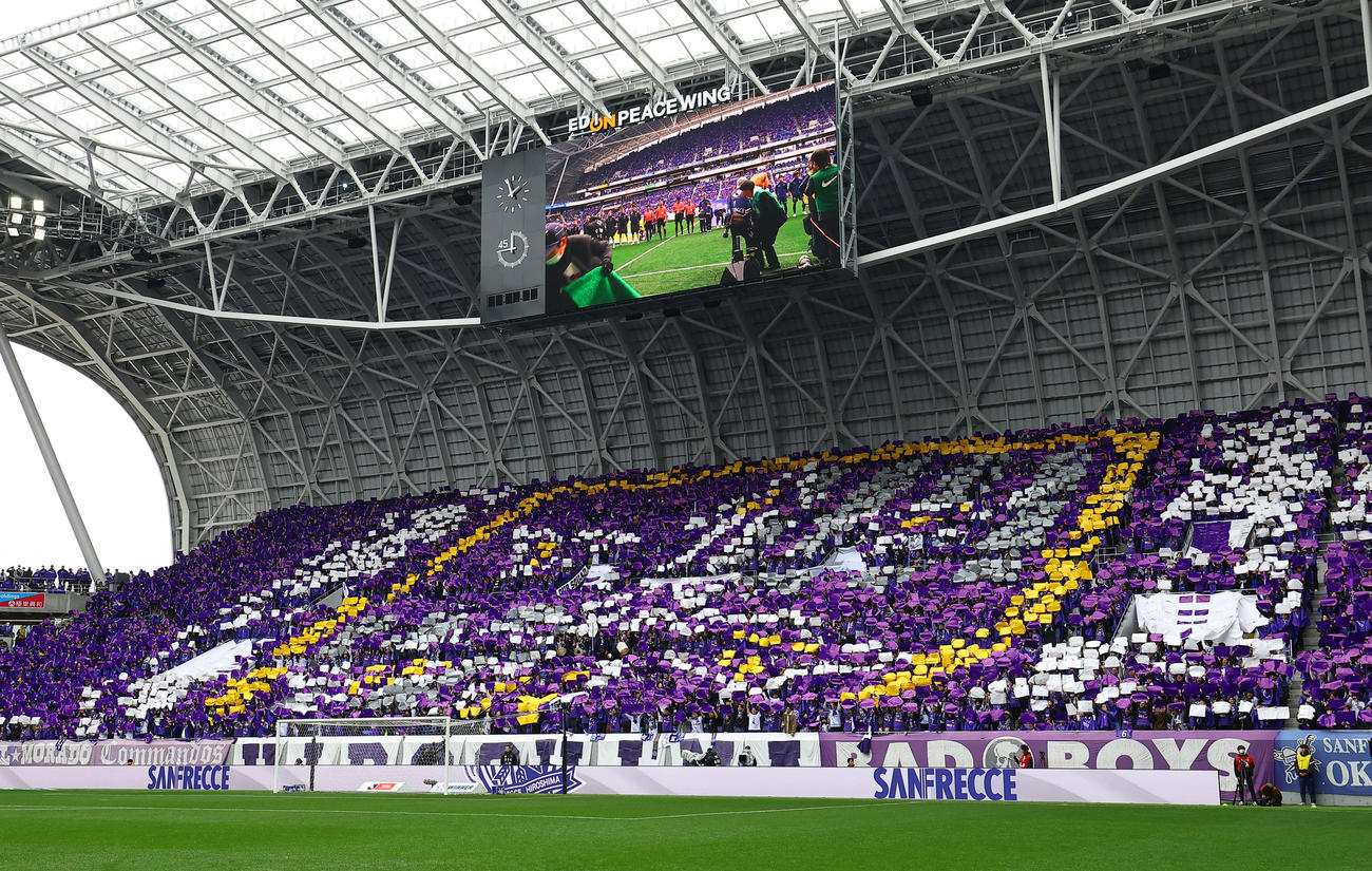 広島対浦和　試合前、スタンドに人文字で作られた広島のエンブレム（撮影・藤尾明華）