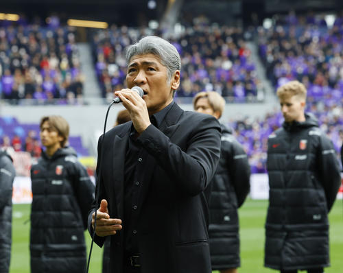 広島対浦和　国歌を歌う吉川晃司（撮影・藤尾明華）