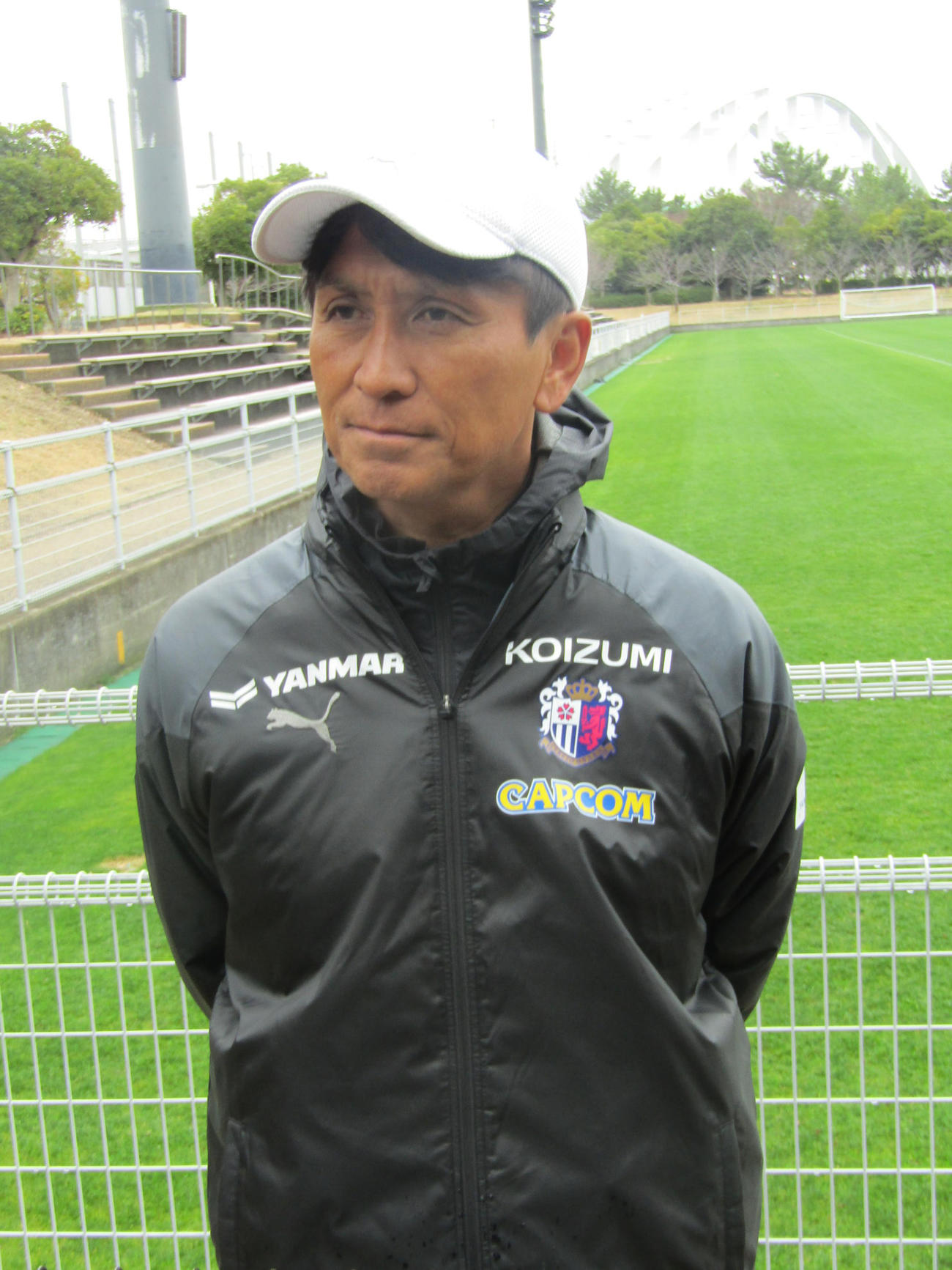 取材に応じる小菊監督