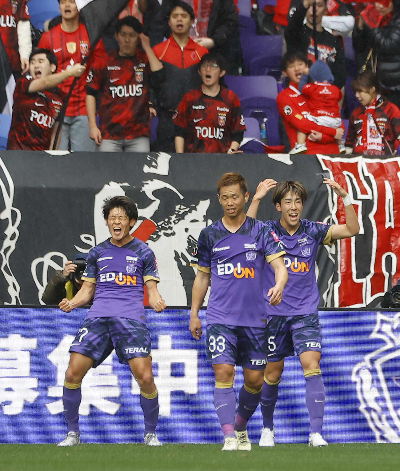 広島対浦和　前半、先制ゴールを決め、喜ぶ広島大橋祐紀（左）（撮影・藤尾明華）