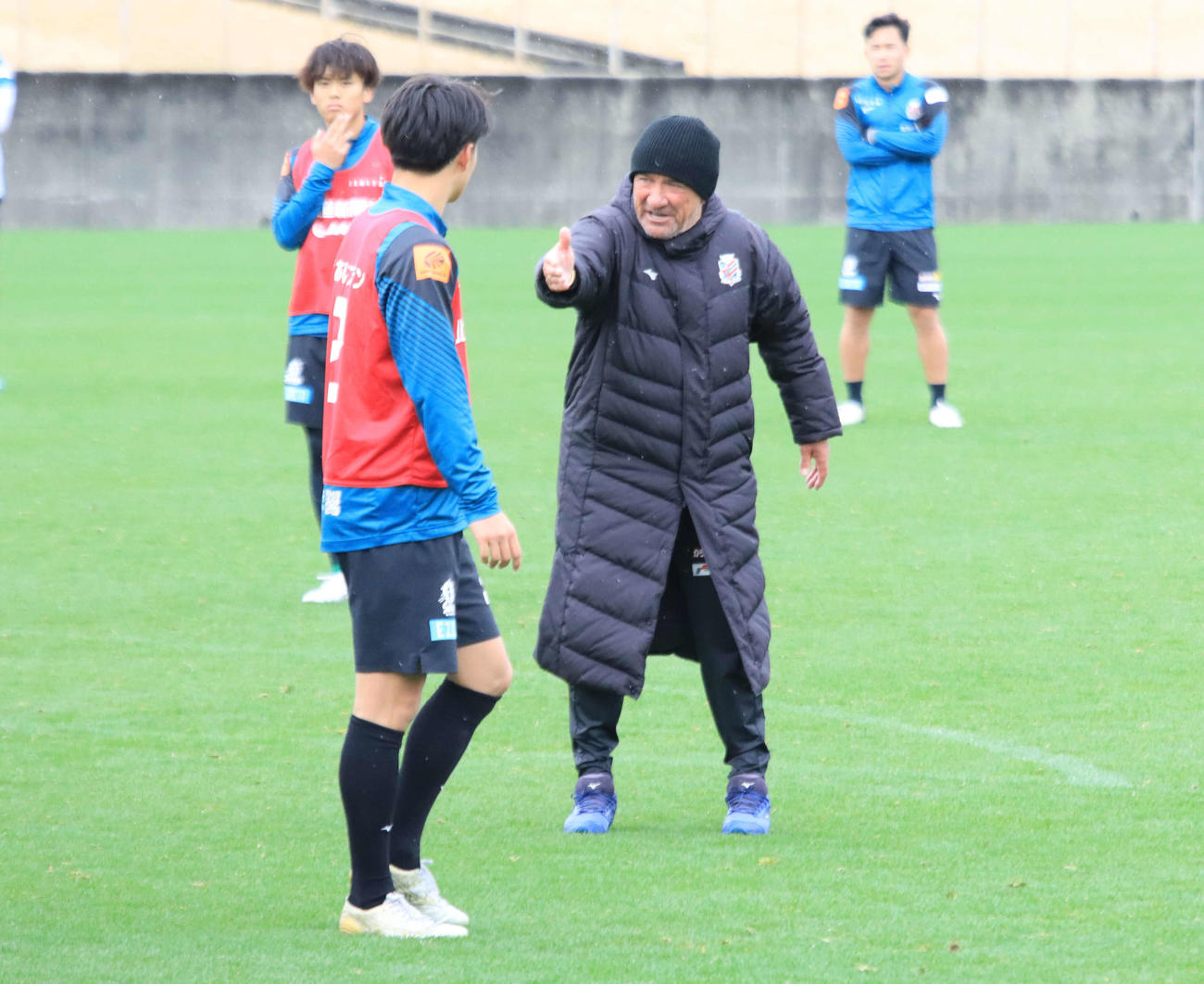 練習中に指導する札幌ペトロビッチ監督（右）（撮影・保坂果那）