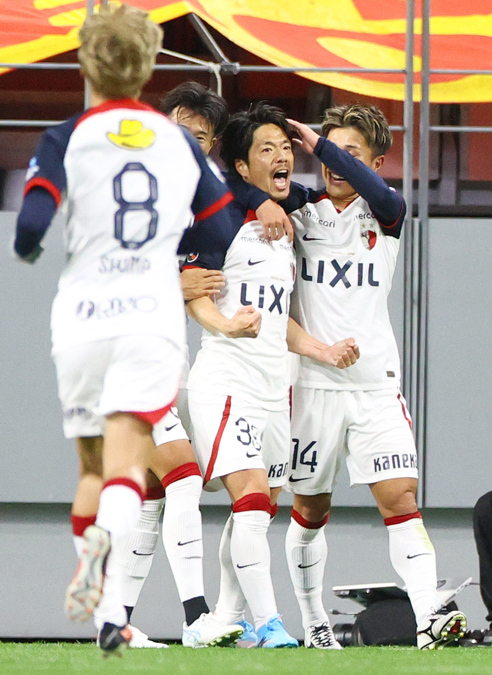 名古屋対鹿島　前半、先制点を決めた鹿島仲間（右から2人目）はチームメートから祝福される（撮影・上山淳一）