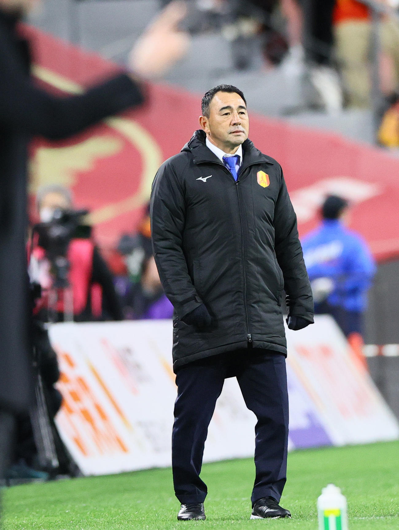 名古屋対鹿島　ベンチ前で戦況を見つめる名古屋長谷川監督（撮影・上山淳一）