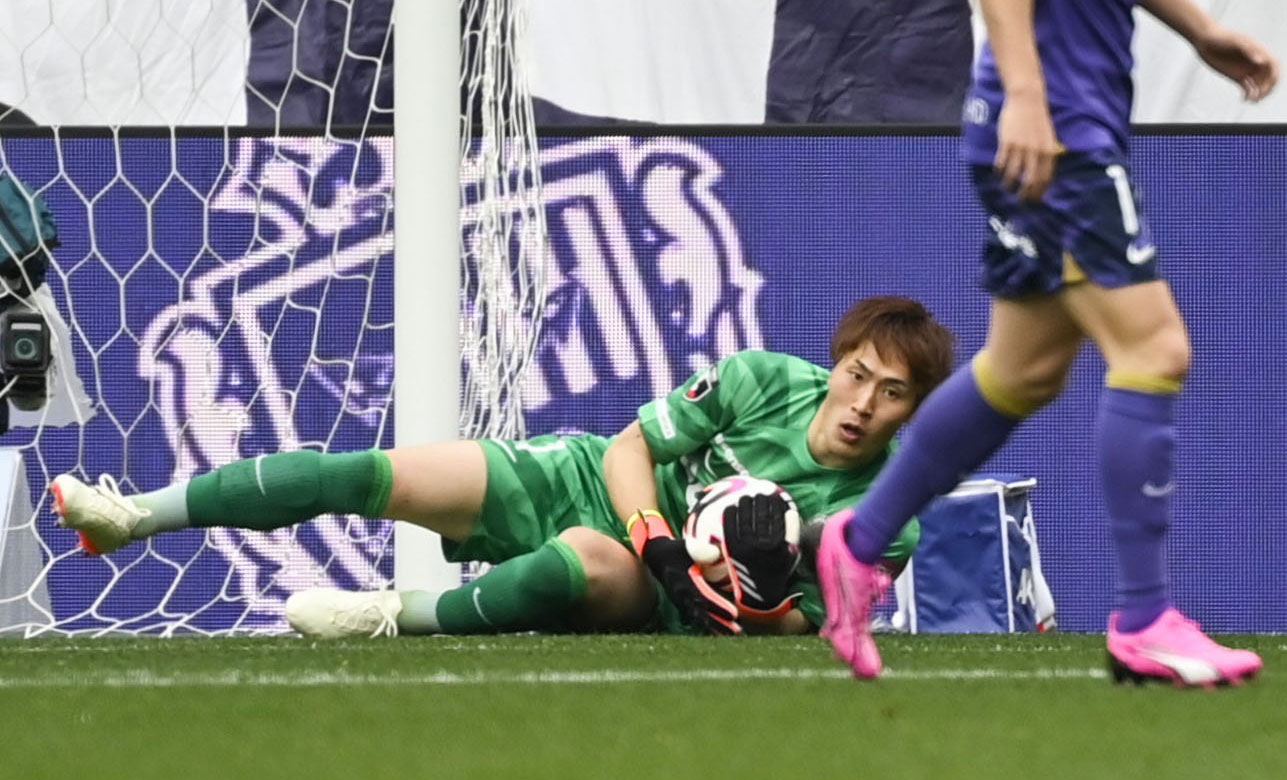 広島－浦和　前半、ボールをキャッチする広島GK大迫（共同）