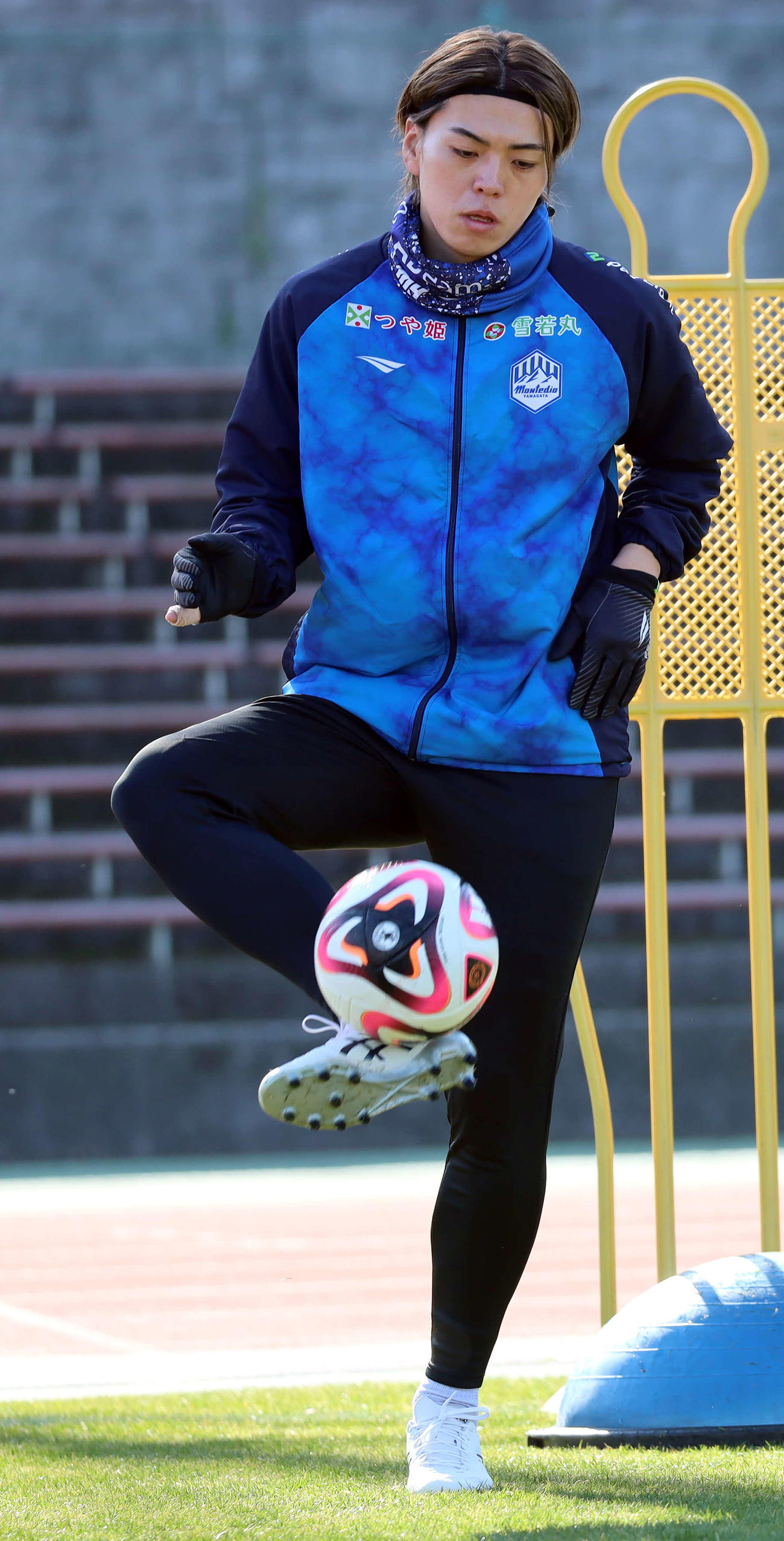 パス練習に励む山形DF相馬（（C）MONTEDIO YAMAGATA）