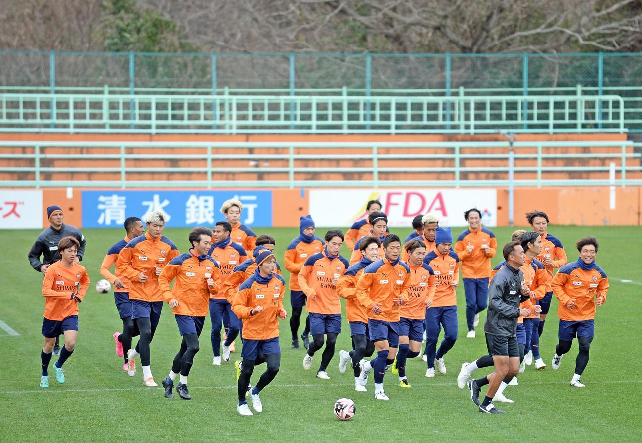 そろってジョギングする清水の選手たち（21日撮影）