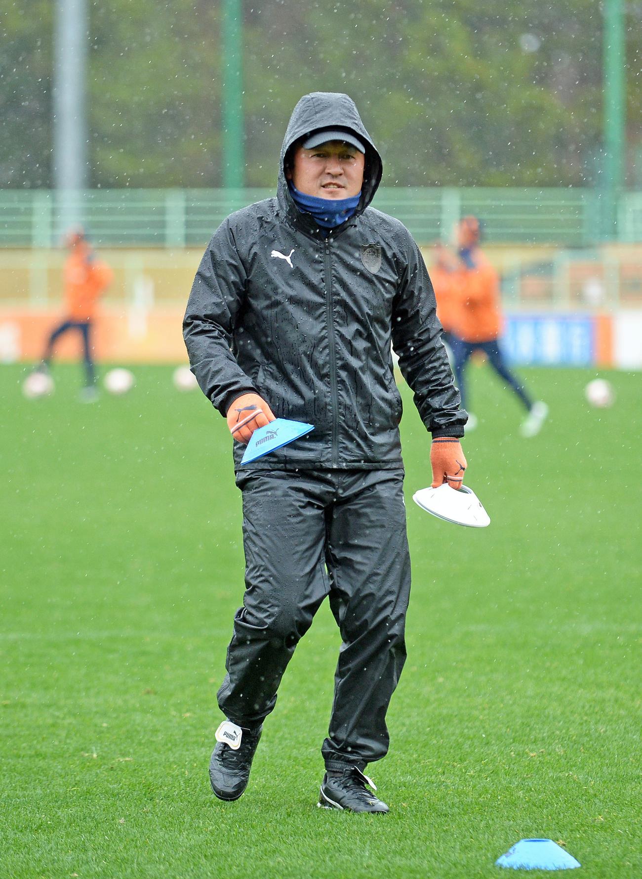 用具を片付ける清水の秋葉監督