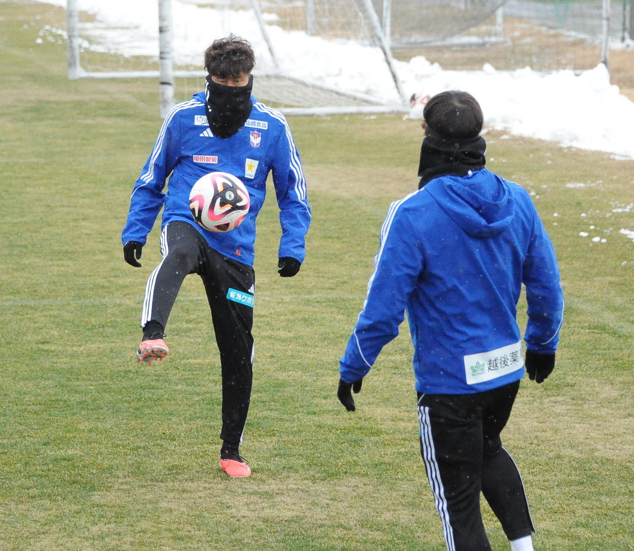 鳥栖戦前日練習開始前にチームメートとリフティングする谷口（左）