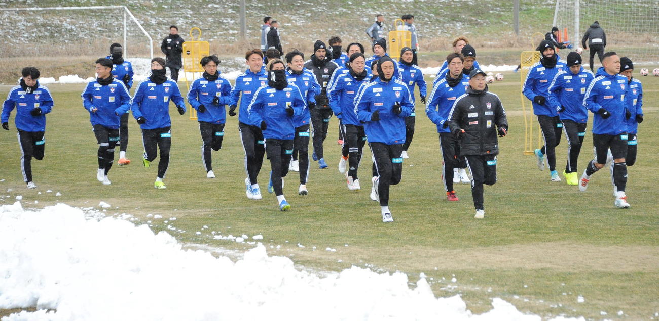 鳥栖戦前日練習でランニングする新潟の選手たち