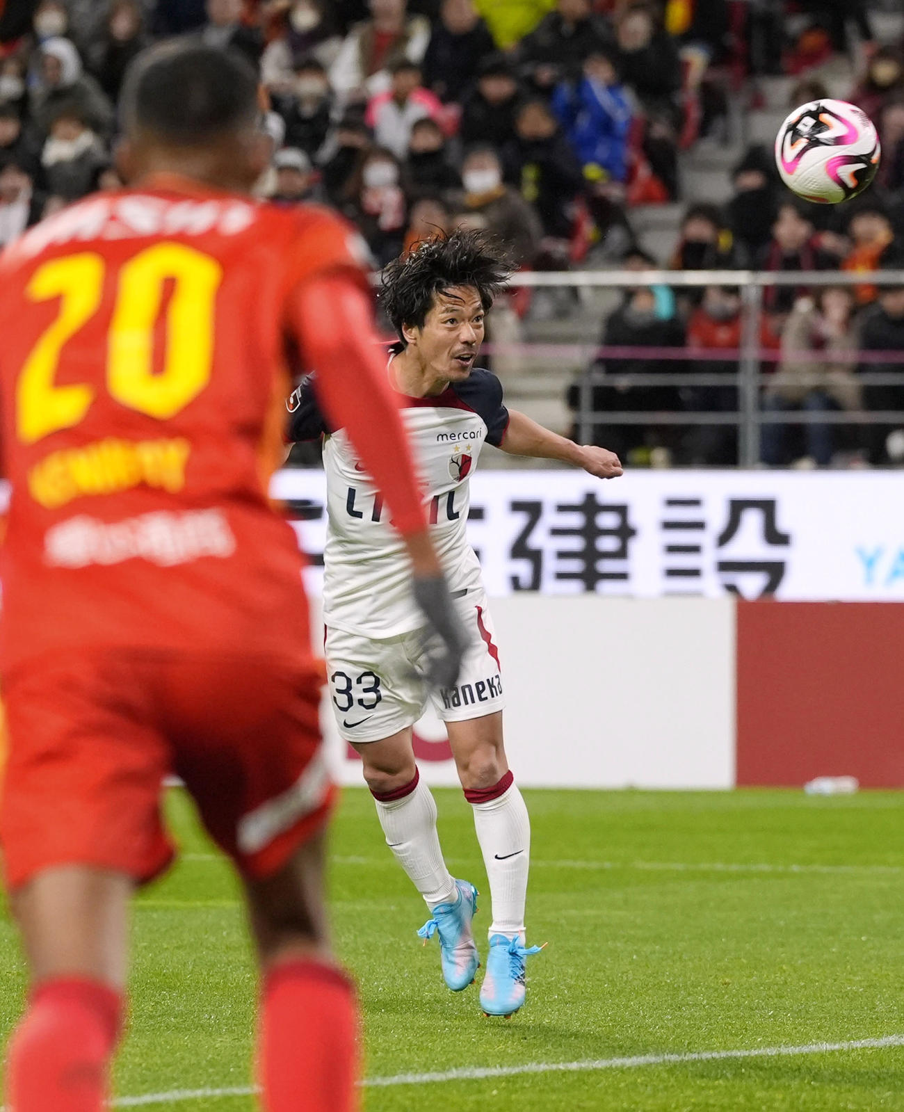 名古屋対鹿島　後半、ヘディングでチーム3点目のゴールを決める鹿島仲間（共同）