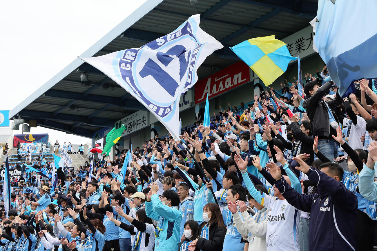 試合前、声援を送る磐田サポーター（撮影・足立雅史）