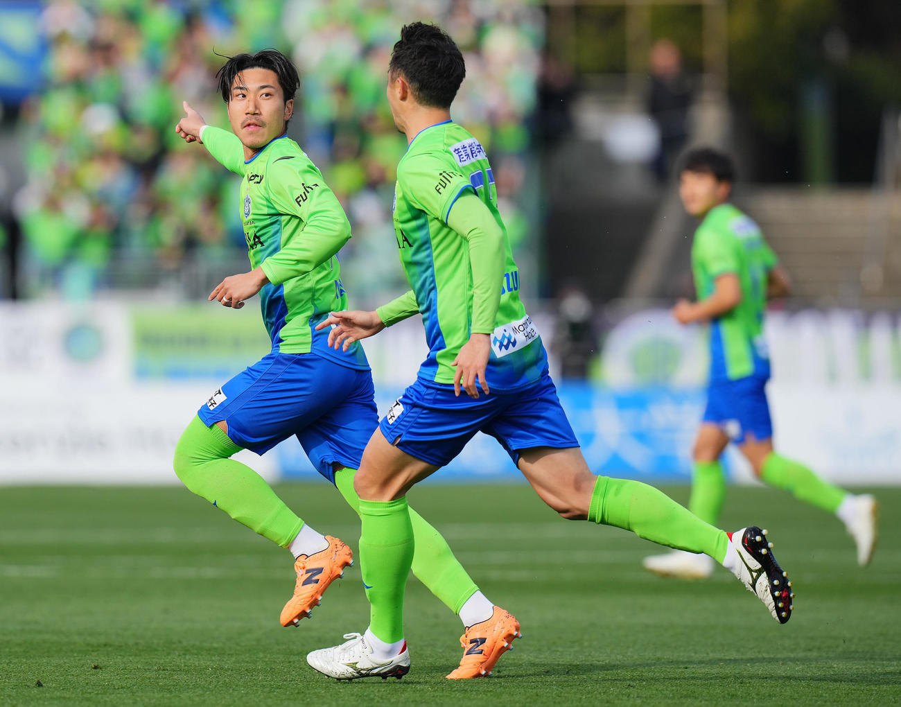 湘南対川崎F　前半、先制ゴールを決めベンチのチームメートのもとへ駆け出す湘南池田（左）（撮影・垰建太）