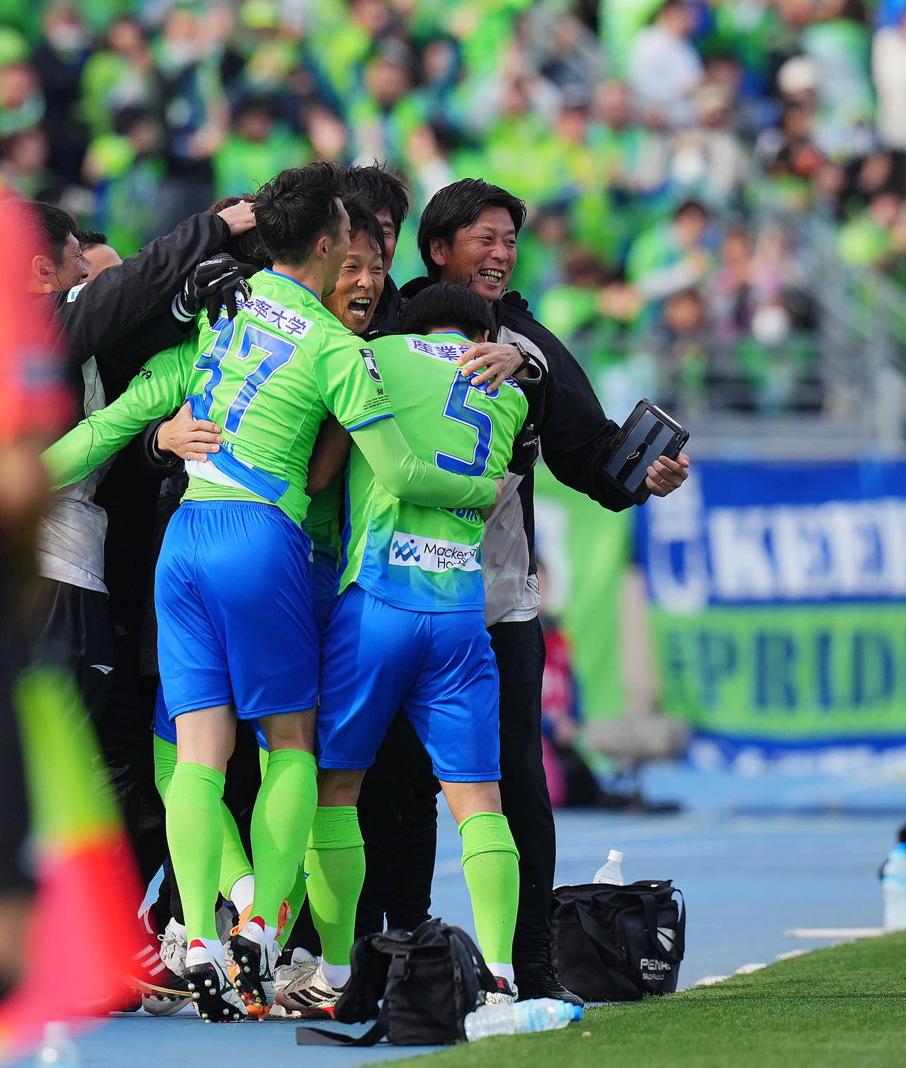 湘南対川崎F　前半、池田昌生の先制ゴールに喜ぶ湘南山口監督（中央）らイレブン（撮影・垰建太）