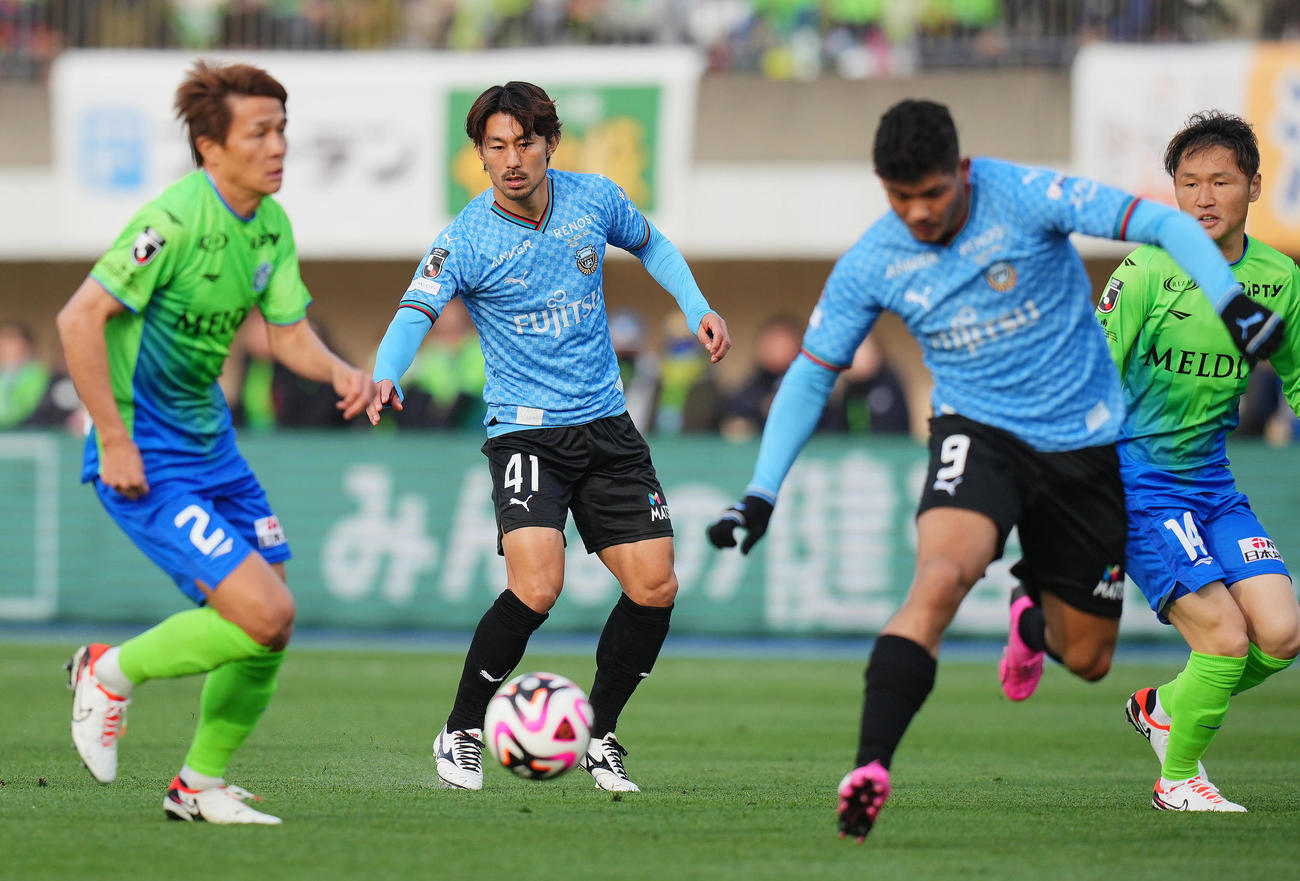 湘南対川崎F　後半、エリソン（右）にスルーパスを通す川崎F家長（中央）（撮影・垰建太）