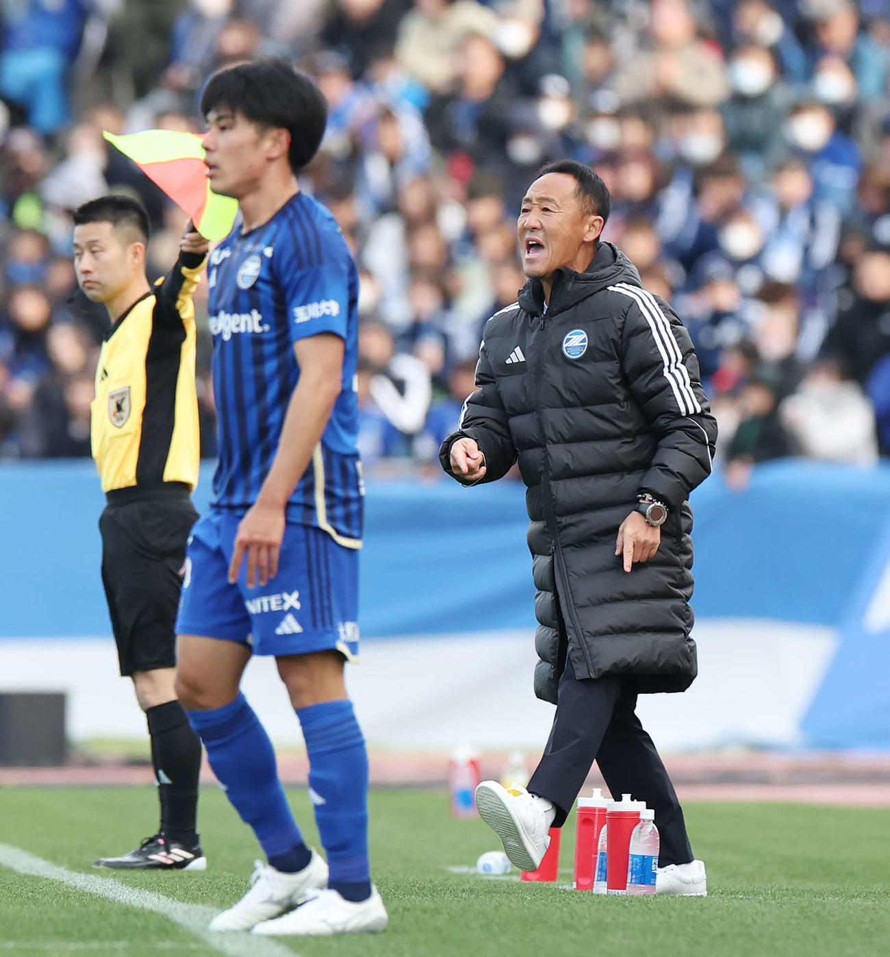 町田対G大阪　前半、指示を出す町田黒田監督（右）（撮影・宮地輝）
