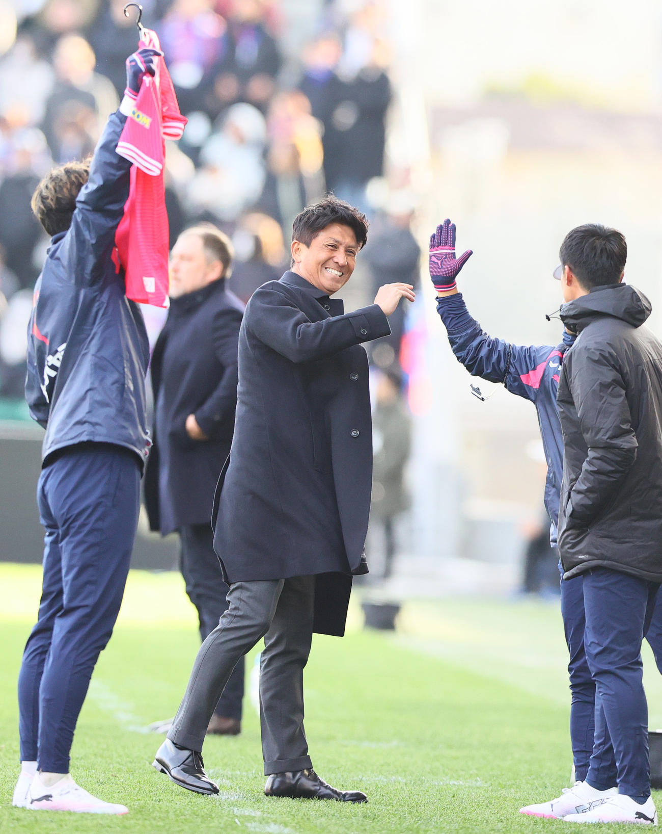 C大阪対東京　後半、C大阪小菊監督（中央）はC大阪田中のゴールで喜ぶ（撮影・上山淳一）