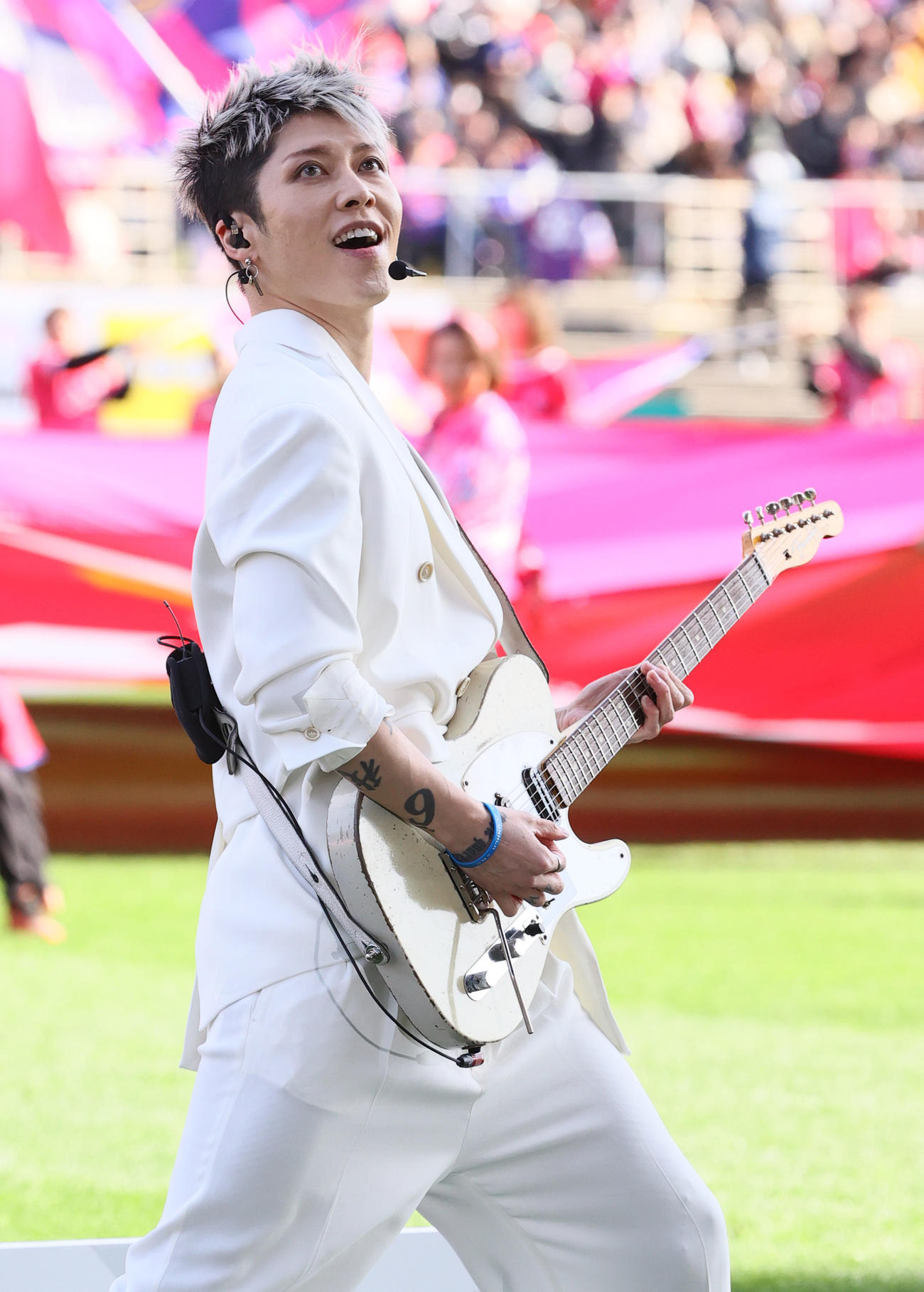 C大阪対東京　試合前にスタジアムを盛り上げるMIYAVI（撮影・上山淳一）