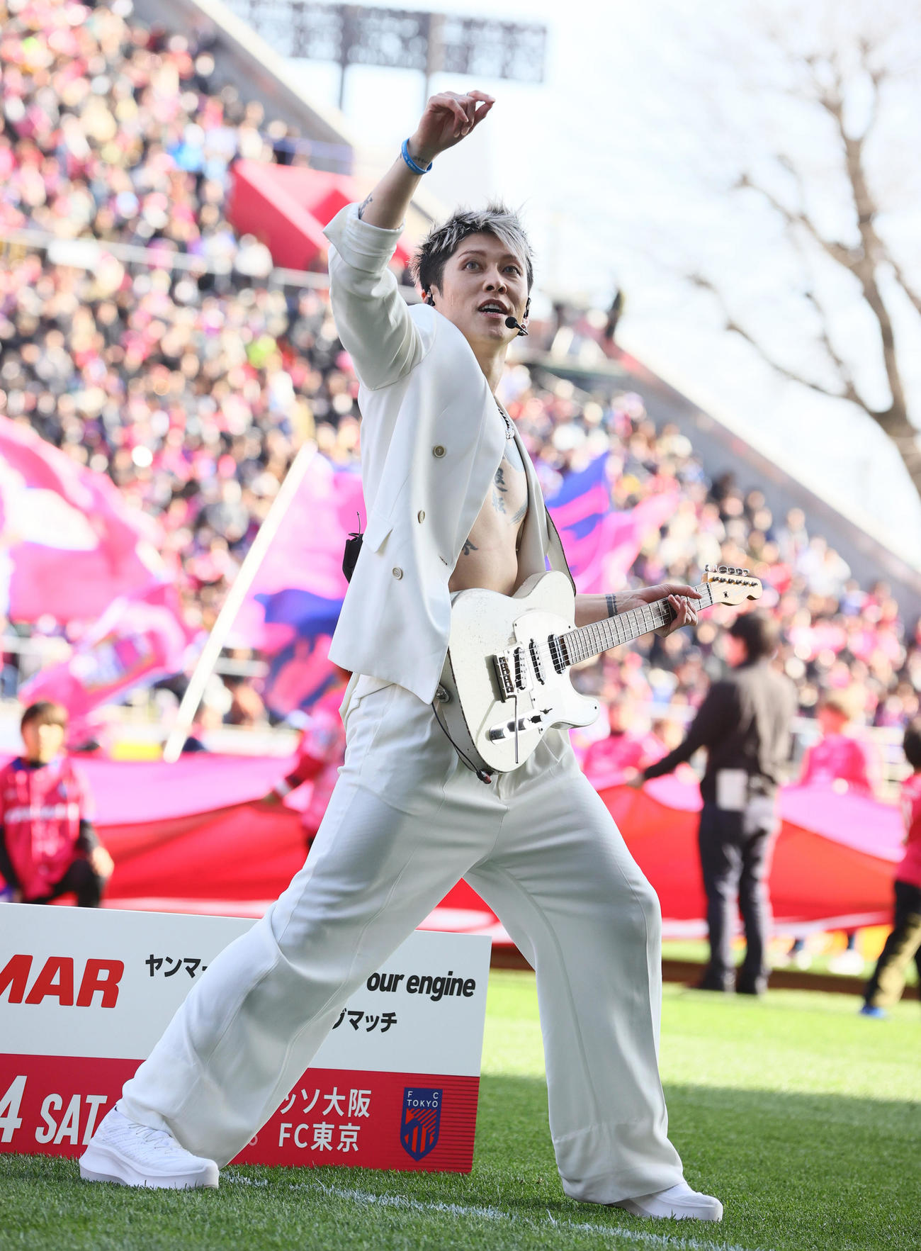 C大阪対東京　試合前にスタジアムを盛り上げるMIYAVI（撮影・上山淳一）
