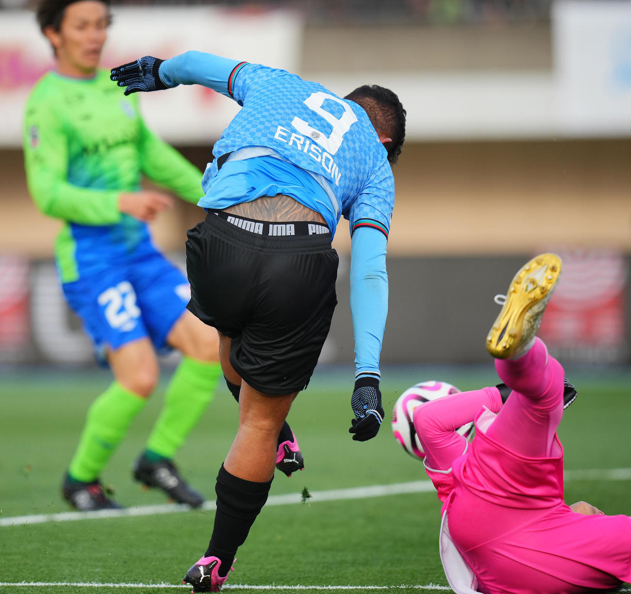 湘南対川崎F　後半、湘南GK富居（右）からボールを奪い、ゴールを決める川崎Fエリソン（撮影・垰建太）