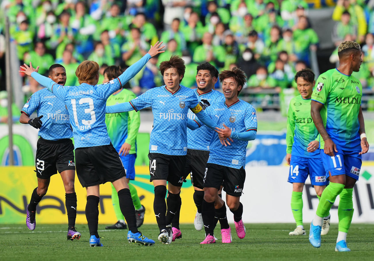 湘南対川崎F　前半、ゴールを決めチームメートと喜び合う川崎F脇坂（左から3人目）（撮影・垰建太）