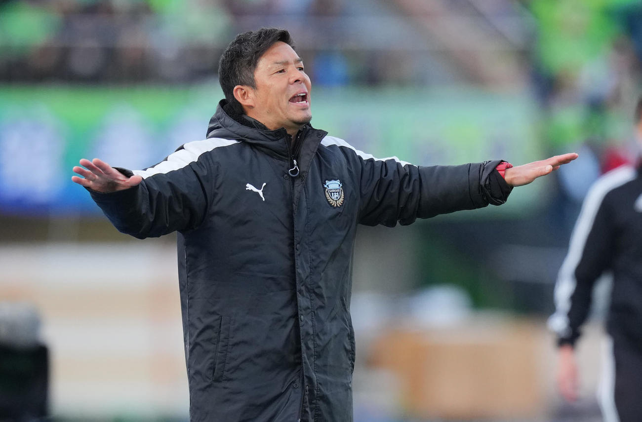 湘南対川崎F　選手たちを落ち着かせる川崎F鬼木監督（撮影・垰建太）