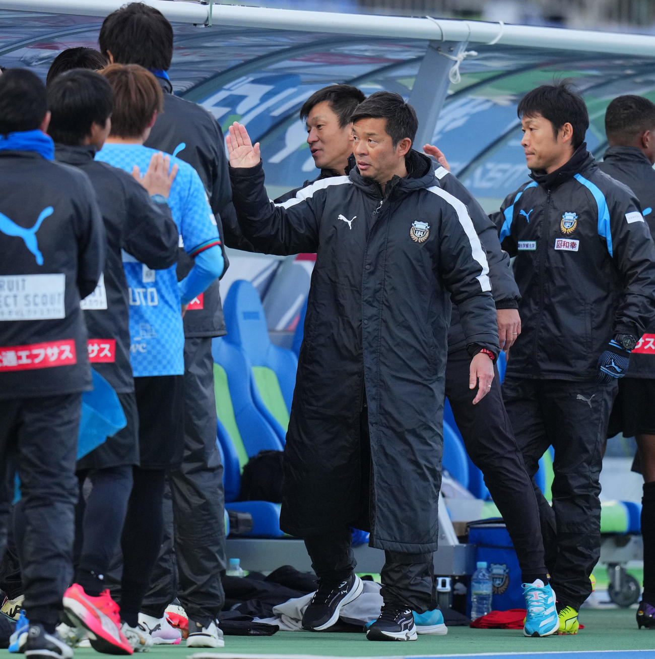 湘南対川崎F　湘南に勝利しタッチを交わす川崎F鬼木監督（中央）ら（撮影・垰建太）